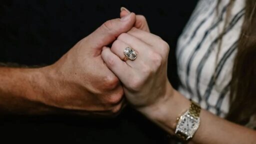 Taylor Swift Ring Rumors Fuel Celebrity Big Diamond Trend