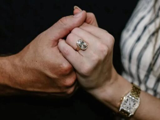 Taylor Swift Ring Rumors Fuel Celebrity Big Diamond Trend